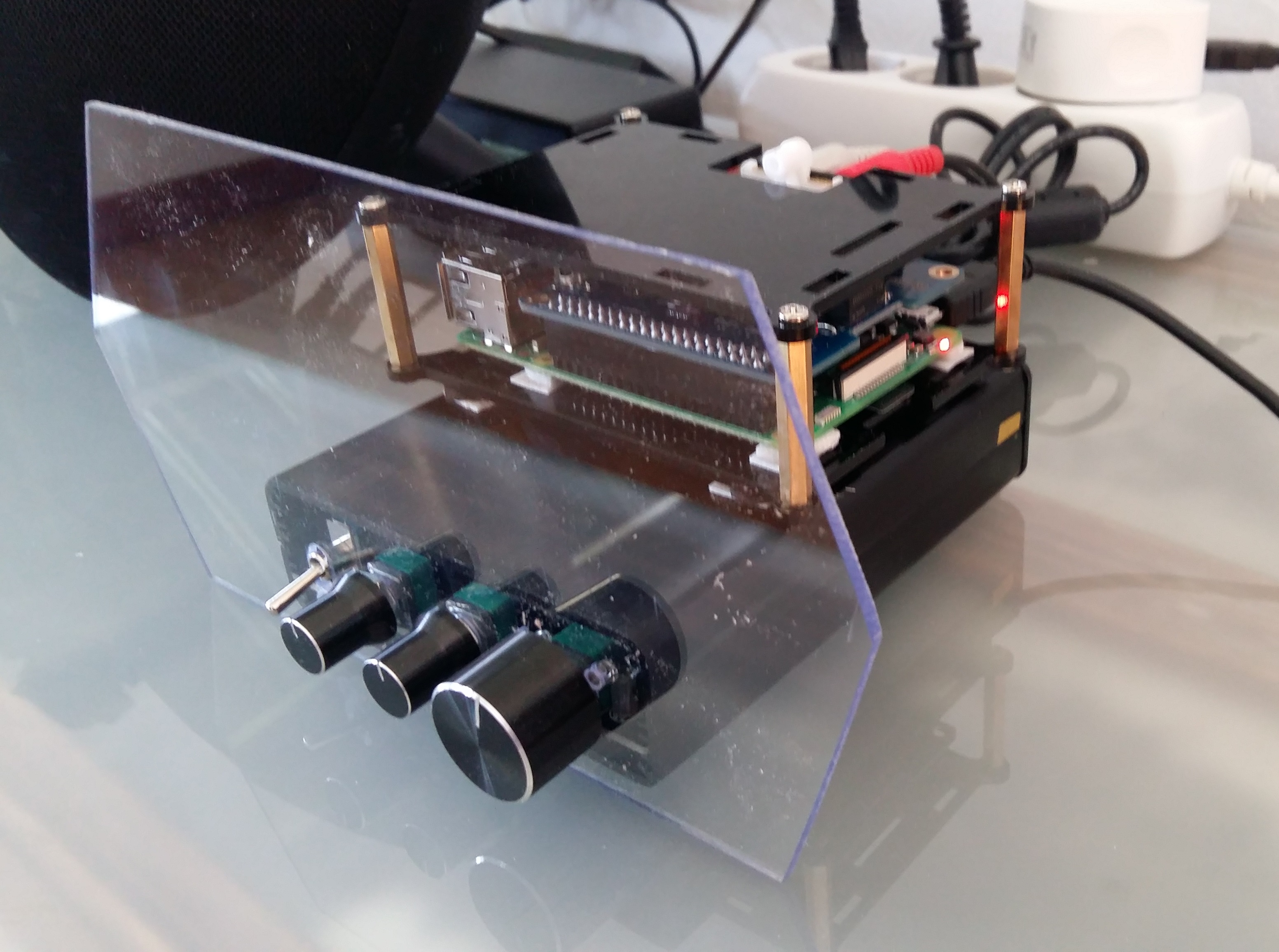 A small amp and Rpi with a Hifiberry clone behind plexi.jpg